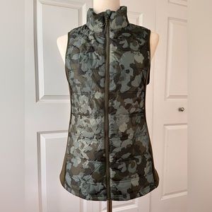 Avia vest with side stretch panels and camo design.